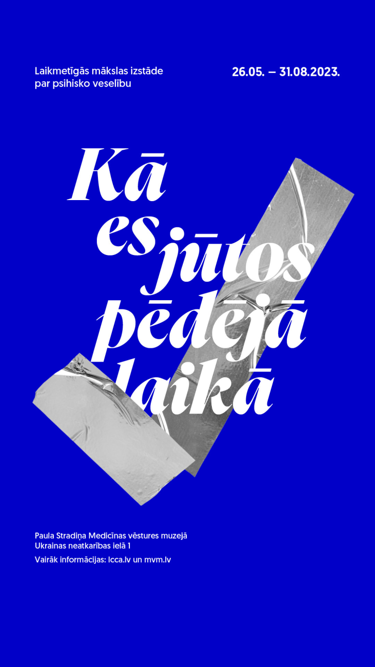 Sudraba līmlente, kas attēlota kā ķeksis un teksts - kā es jūtos pēdējā laikā. Papildus tam redzama izstādes papildinformācija, kā datumi un adrese, notikuma vieta.